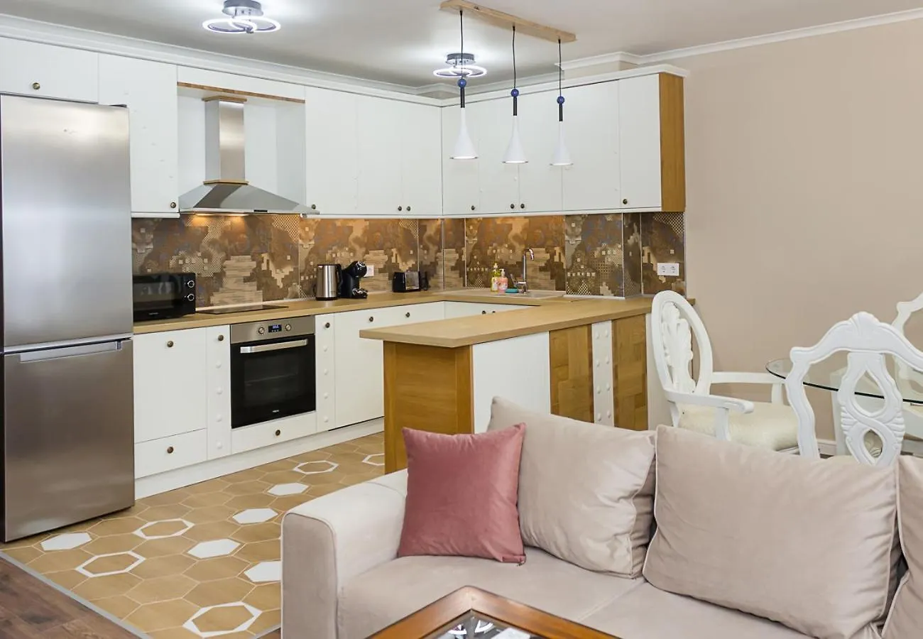 2Bd Home In The Heart Of Varna With Parking - Gold By Flat Mаnаger